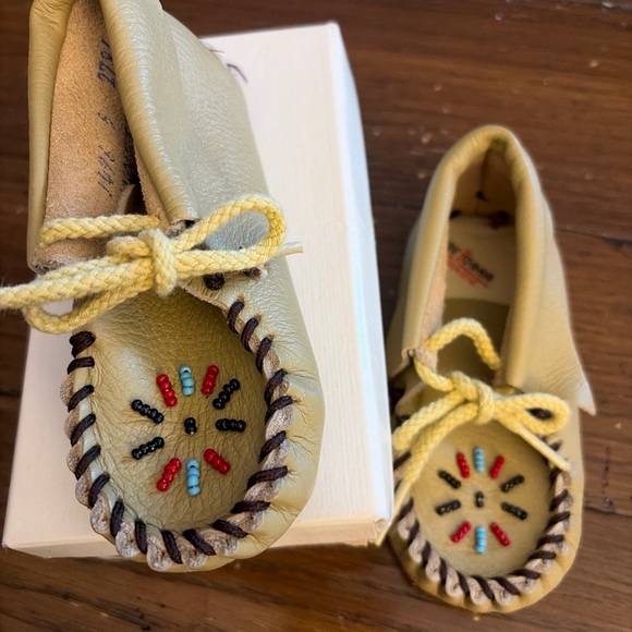 Minnetonka Other - Vtg. New Minnetonka unisex moccasins